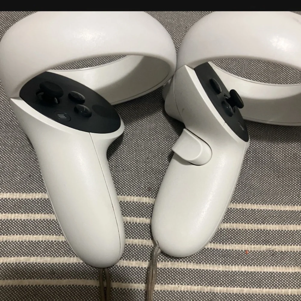 VR Headset with Controllers - White